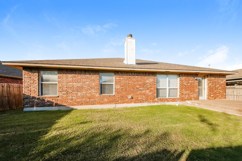 1,505/Mo, 912 SW 38th St Moore, OK 73160 Rear View