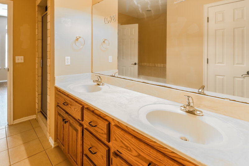 1,485/Mo, 5113 SE 79th St Oklahoma City, OK 73135 Main Bathroom View