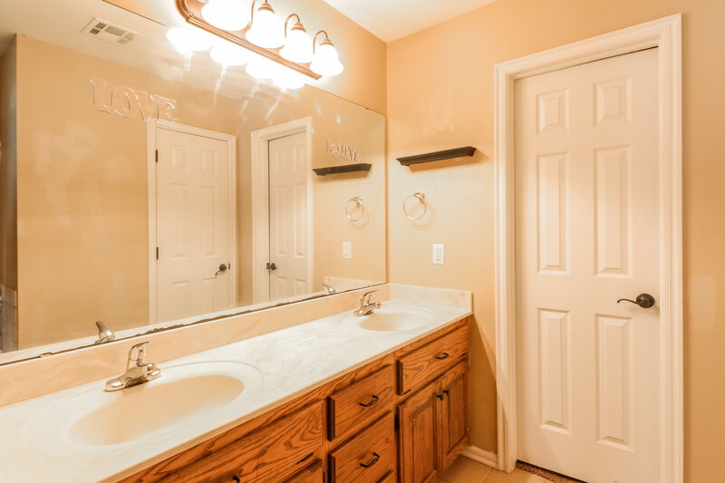 1,485/Mo, 5113 SE 79th St Oklahoma City, OK 73135 Main Bathroom View 2