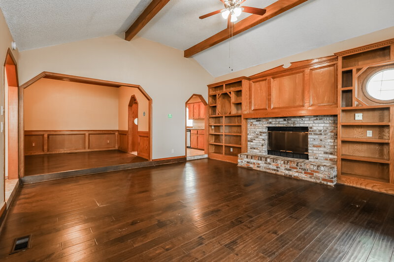 1,600/Mo, 11225 Glendover Ct Oklahoma City, OK 73162 Living Room View 2