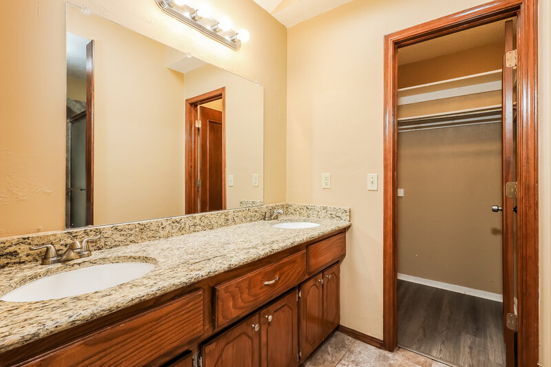 1,600/Mo, 11225 Glendover Ct Oklahoma City, OK 73162 Main Bathroom View