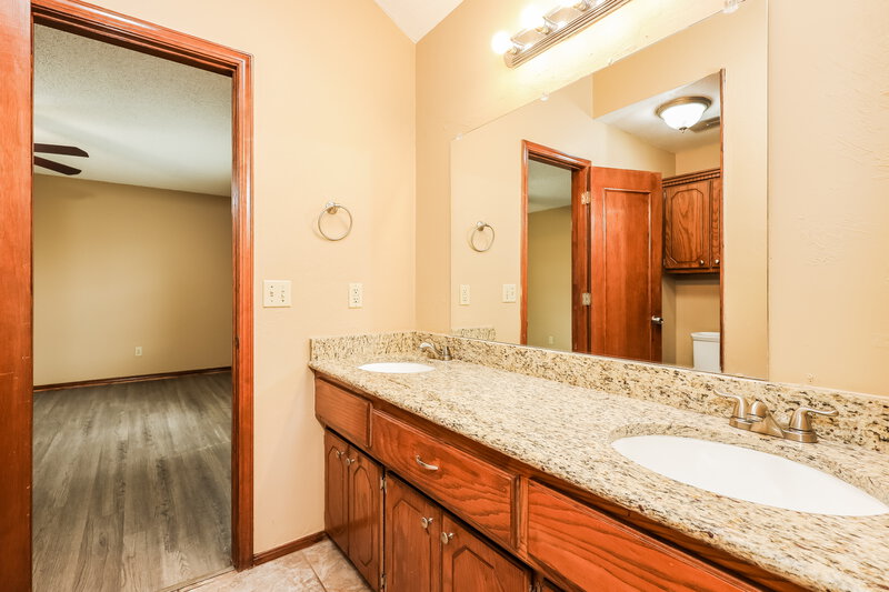 1,600/Mo, 11225 Glendover Ct Oklahoma City, OK 73162 Main Bathroom View 2