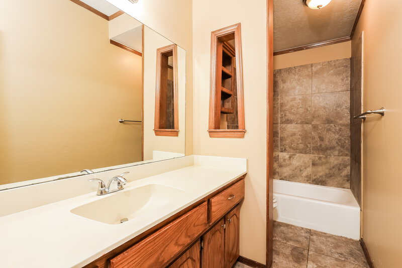 1,600/Mo, 11225 Glendover Ct Oklahoma City, OK 73162 Bathroom View