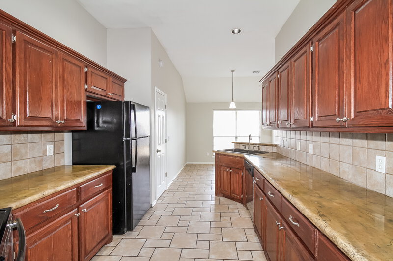 1,610/Mo, 409 Eastview Dr Yukon, OK 73099 Kitchen View