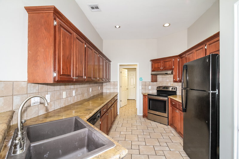 1,610/Mo, 409 Eastview Dr Yukon, OK 73099 Kitchen View 2