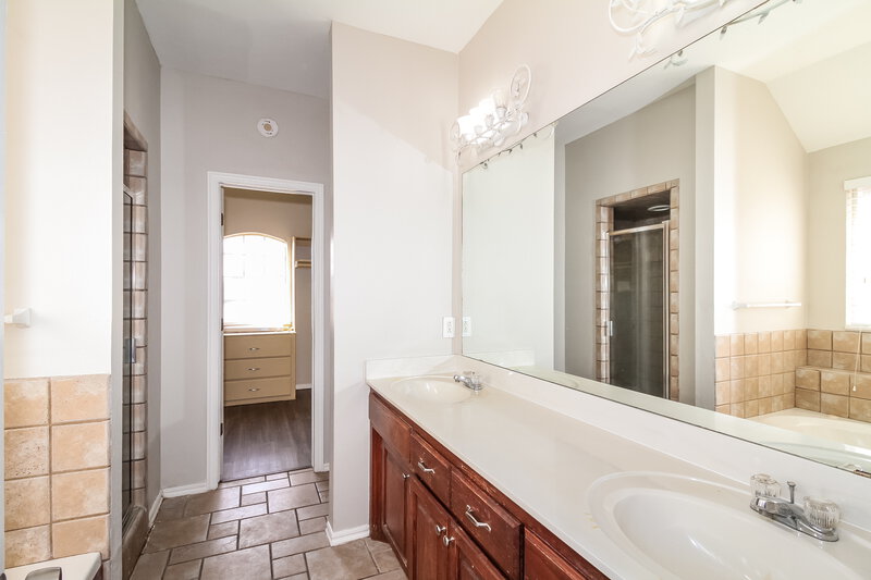 1,610/Mo, 409 Eastview Dr Yukon, OK 73099 Main Bathroom View