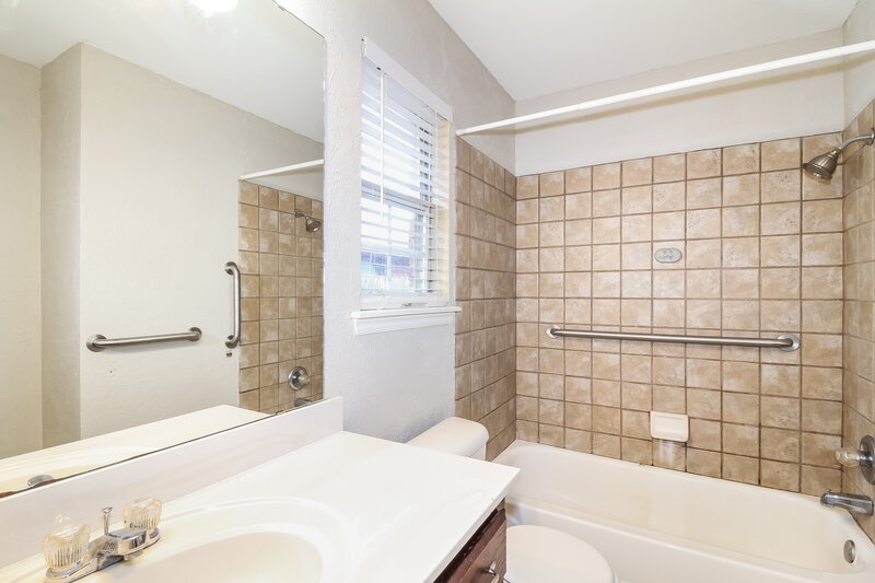 1,610/Mo, 409 Eastview Dr Yukon, OK 73099 Bathroom View