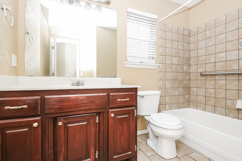 1,610/Mo, 409 Eastview Dr Yukon, OK 73099 Bathroom View 2