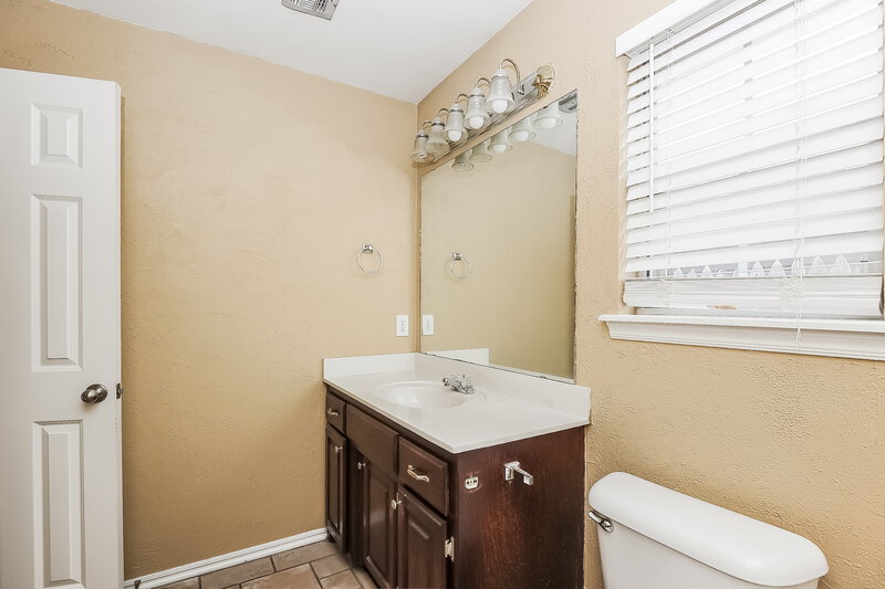 1,610/Mo, 409 Eastview Dr Yukon, OK 73099 Bathroom View 3