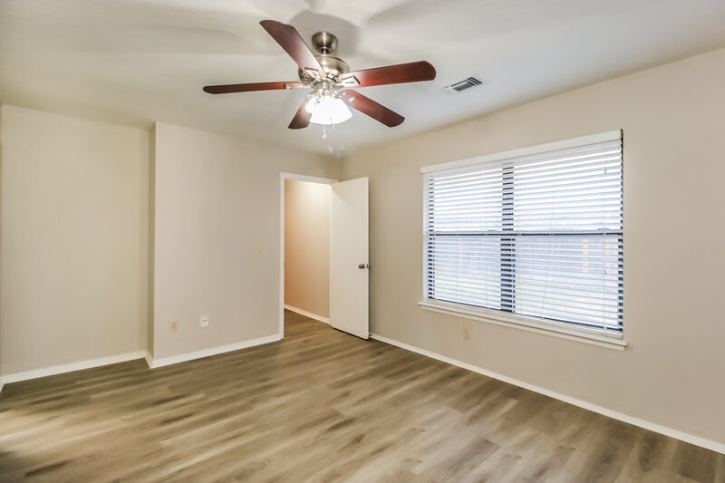 1,590/Mo, 16 N Greengate Dr Yukon, OK 73099 Main Bedroom View 2