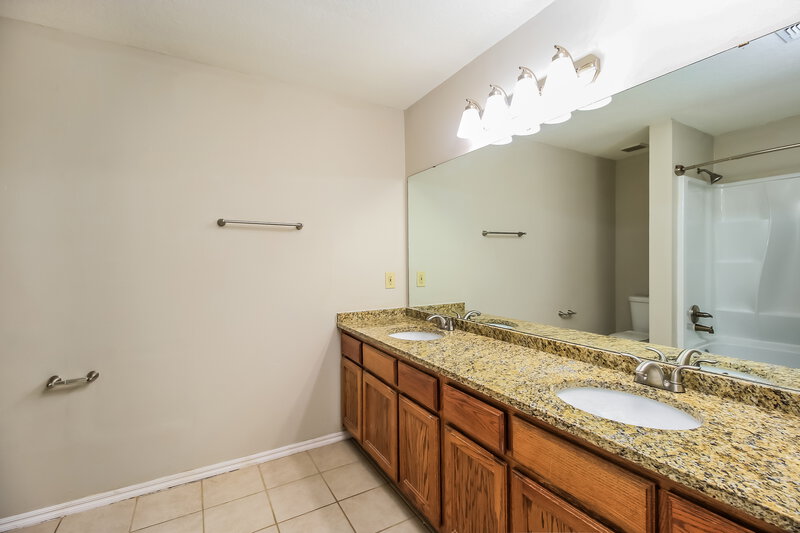 1,590/Mo, 16 N Greengate Dr Yukon, OK 73099 Main Bathroom View