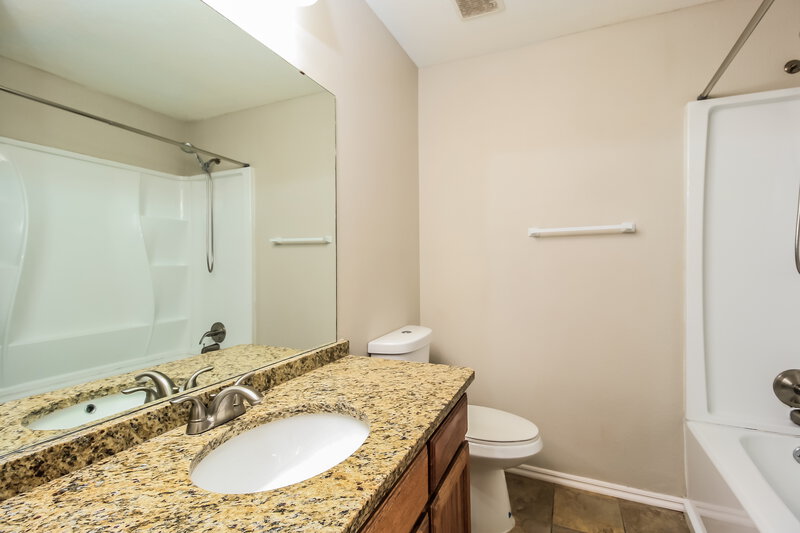 1,590/Mo, 16 N Greengate Dr Yukon, OK 73099 Bathroom View
