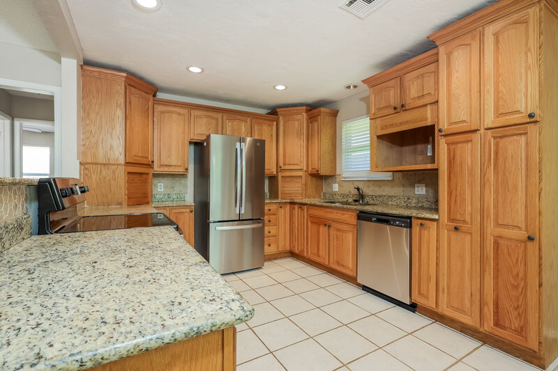 1,745/Mo, 10117 S Land Ave Oklahoma City, OK 73159 Kitchen View