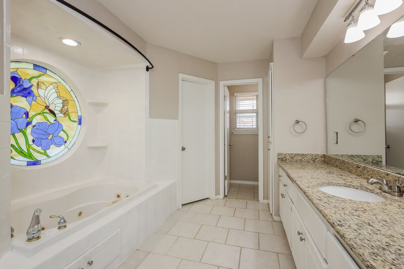 1,745/Mo, 10117 S Land Ave Oklahoma City, OK 73159 Main Bathroom View