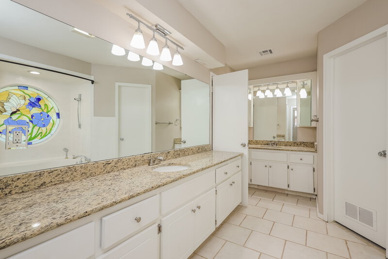 1,745/Mo, 10117 S Land Ave Oklahoma City, OK 73159 Main Bathroom View 2