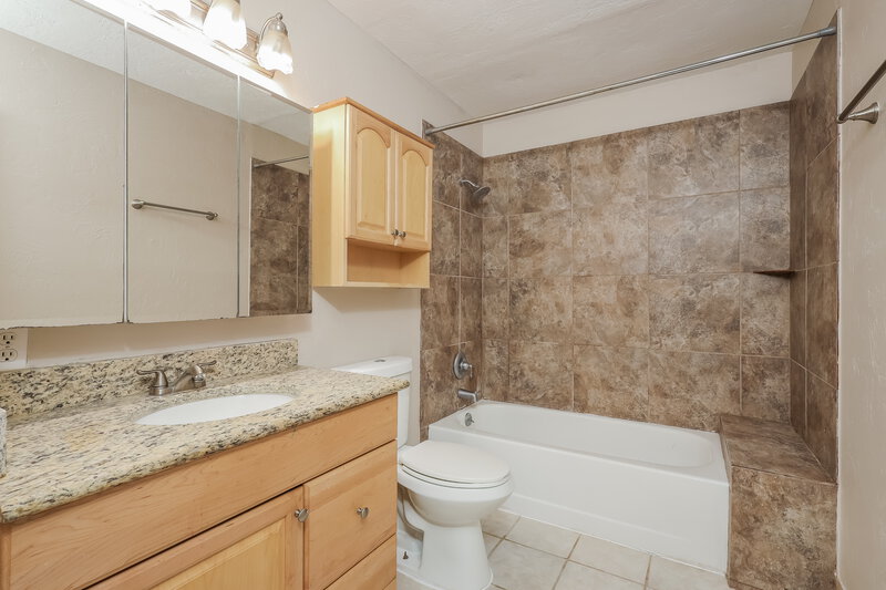 1,745/Mo, 10117 S Land Ave Oklahoma City, OK 73159 Bathroom View