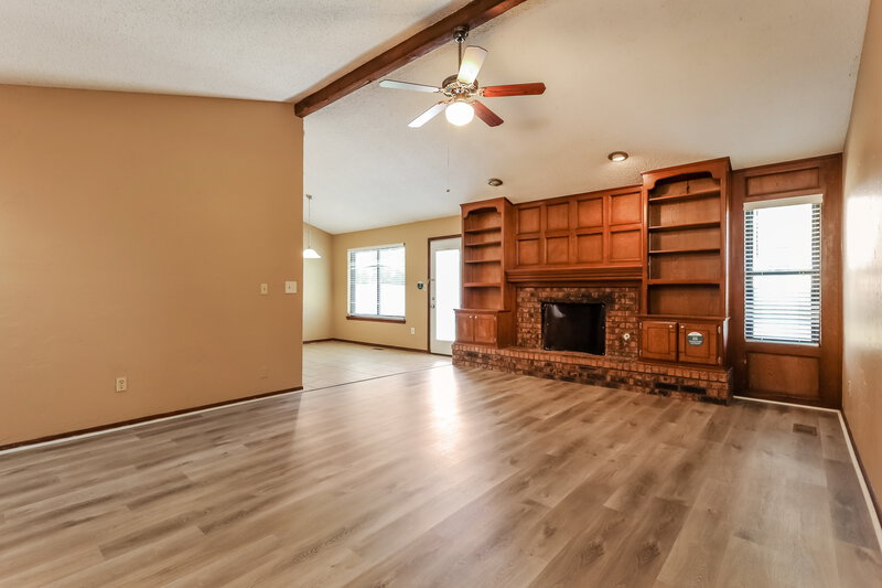 1,325/Mo, 1801 Morren Dr Norman, OK 73071 Living Room View 2