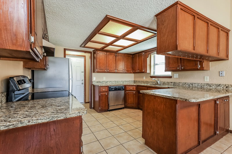 1,325/Mo, 1801 Morren Dr Norman, OK 73071 Kitchen View