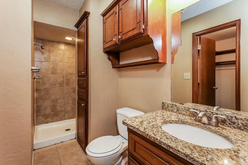 1,325/Mo, 1801 Morren Dr Norman, OK 73071 Main Bathroom View