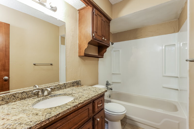 1,325/Mo, 1801 Morren Dr Norman, OK 73071 Bathroom View