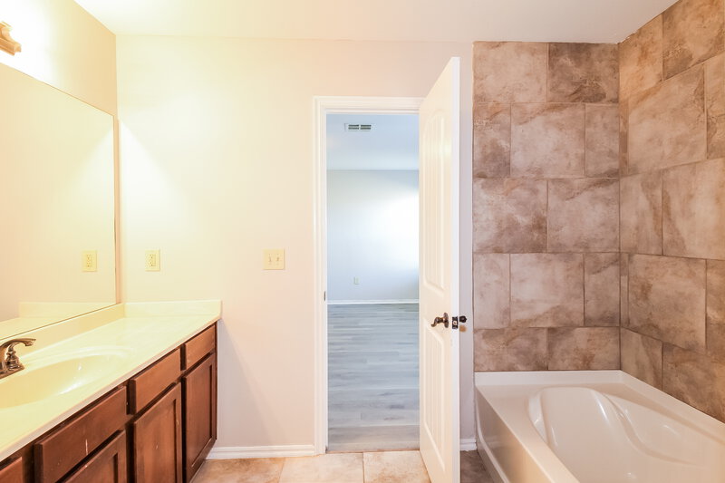 1,400/Mo, 7404 Comrade Lane Yukon, OK 73099 Main Bathroom View