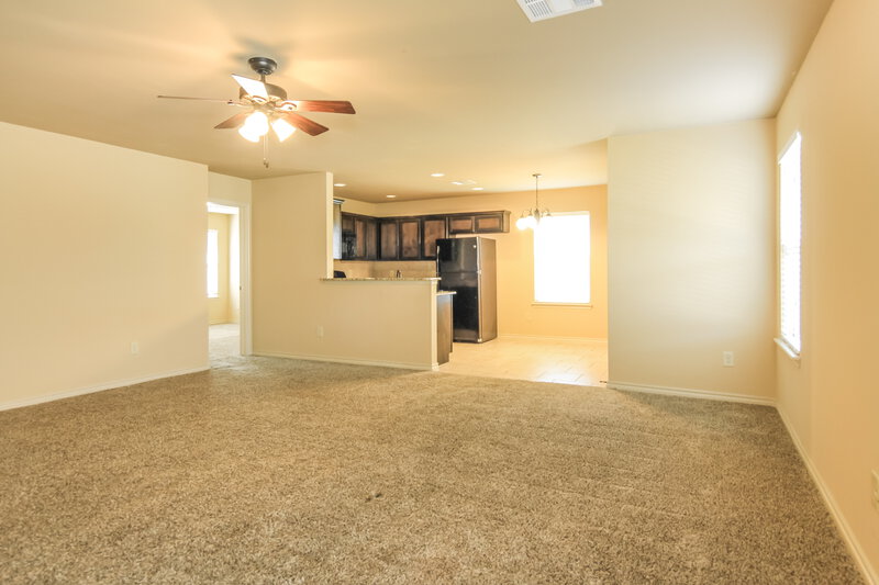 2,410/Mo, 425 Pearl St Yukon, OK 73099 Living Room View 2