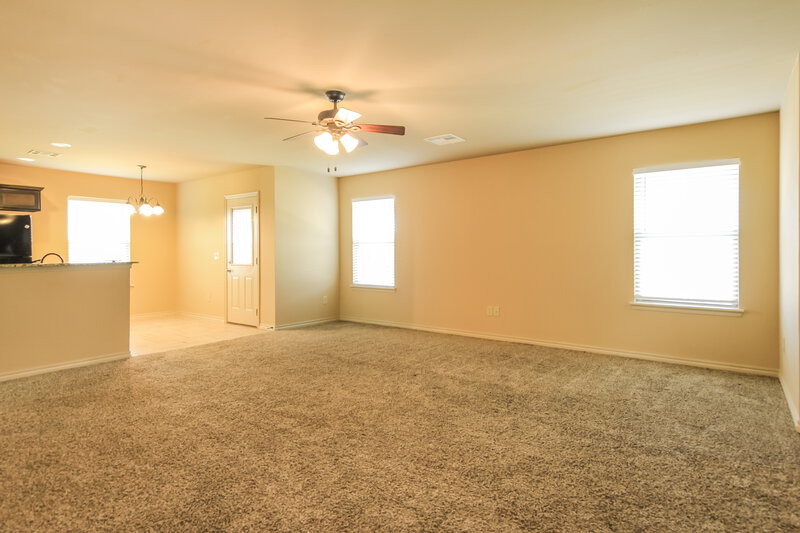 2,410/Mo, 425 Pearl St Yukon, OK 73099 Living Room View 3