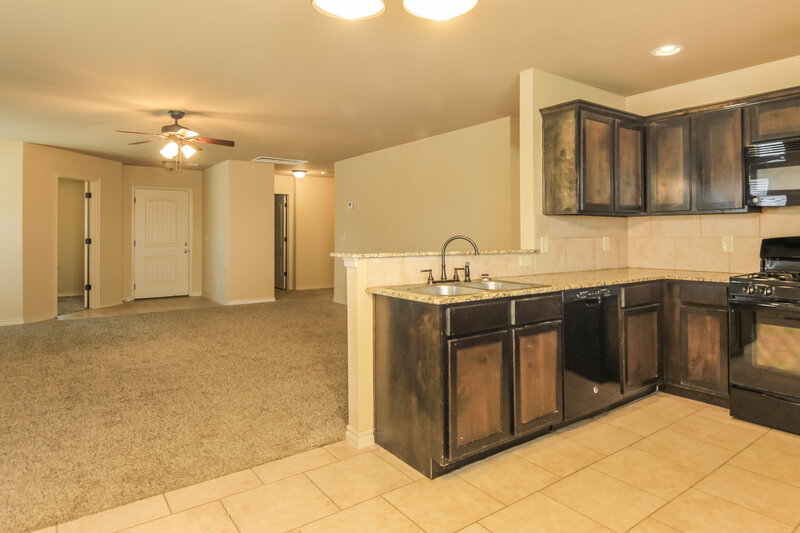 2,410/Mo, 425 Pearl St Yukon, OK 73099 Kitchen View
