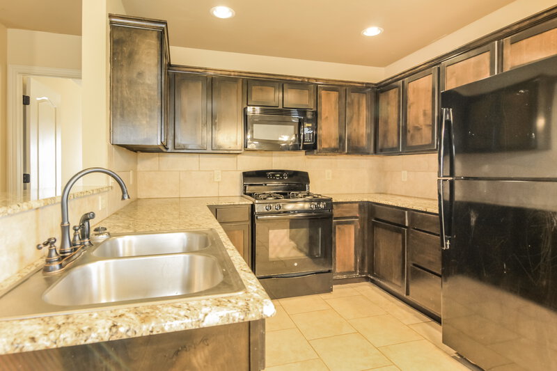 2,410/Mo, 425 Pearl St Yukon, OK 73099 Kitchen View 2