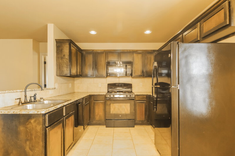 2,410/Mo, 425 Pearl St Yukon, OK 73099 Kitchen View 3