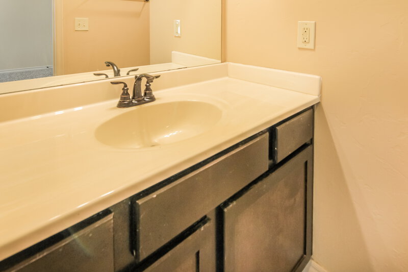 2,410/Mo, 425 Pearl St Yukon, OK 73099 Master Bathroom View