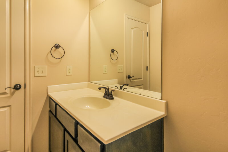 2,410/Mo, 425 Pearl St Yukon, OK 73099 Bathroom View