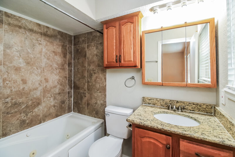 1,785/Mo, 317 Chickasaw Ln Yukon, OK 73099 Main Bathroom View