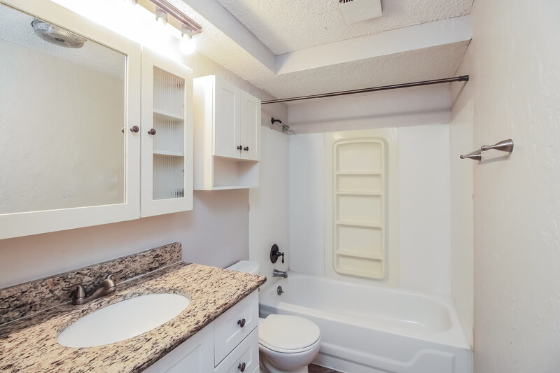 1,785/Mo, 317 Chickasaw Ln Yukon, OK 73099 Bathroom View