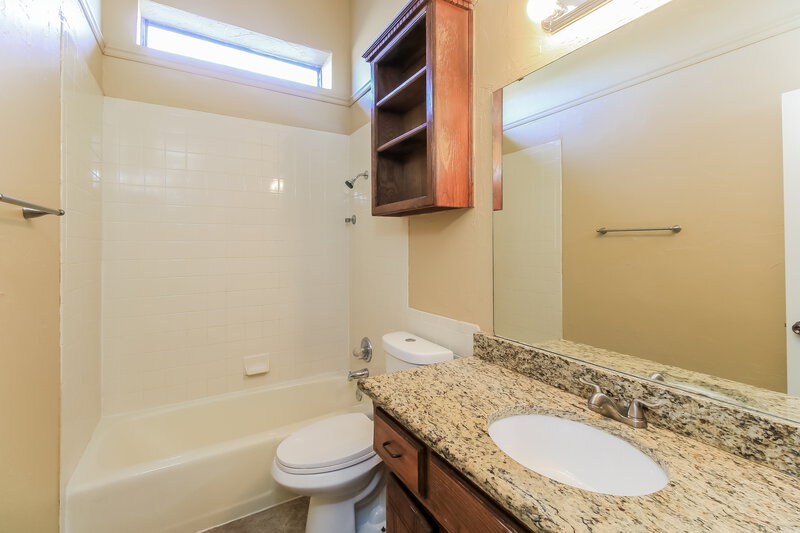 1,490/Mo, 8000 NW 111th St Oklahoma City, OK 73162 Bathroom View