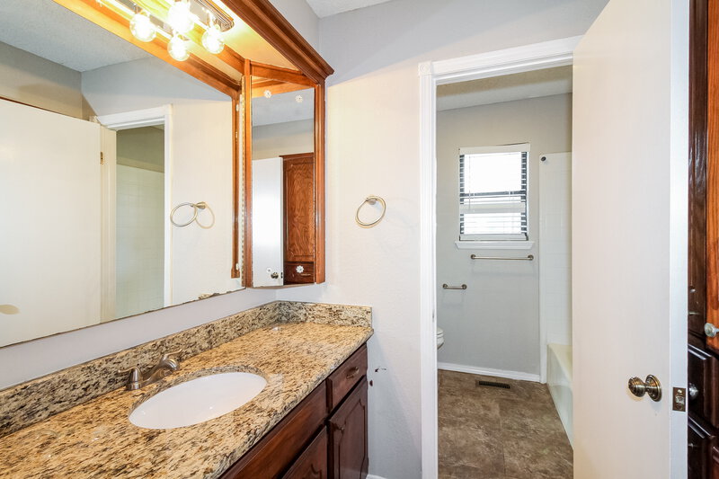 1,890/Mo, 10141 Alicia Dr Midwest City, OK 73130 Main Bathroom View