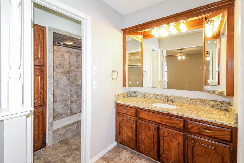 1,890/Mo, 10141 Alicia Dr Midwest City, OK 73130 Bathroom View