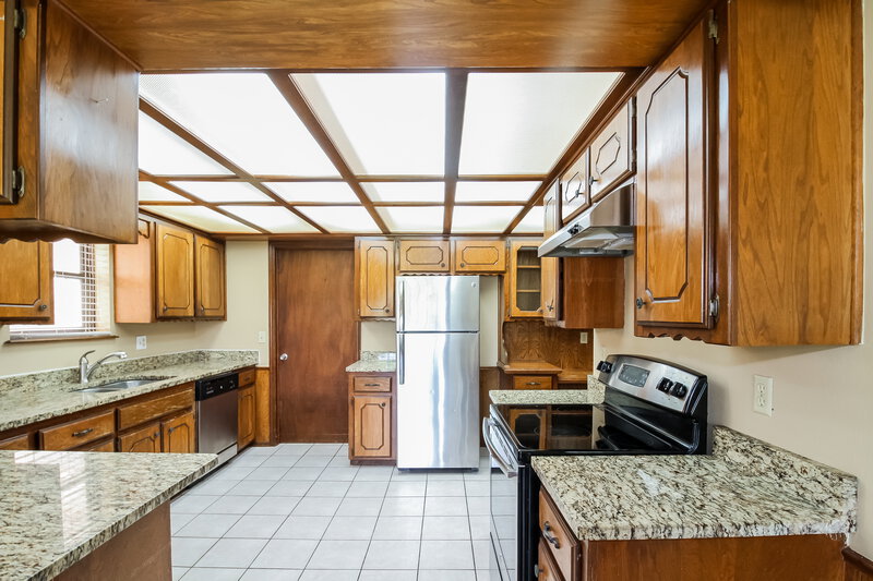 1,495/Mo, 5000 SE 58th St Del City, OK 73135 Kitchen View