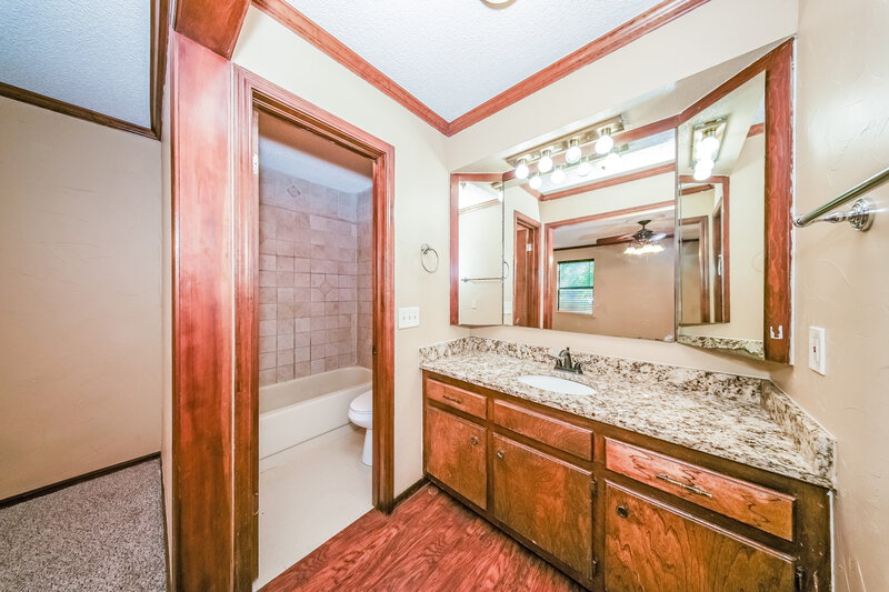1,495/Mo, 7721 Maehs Terrace Oklahoma City, OK 73162 Main Bathroom View