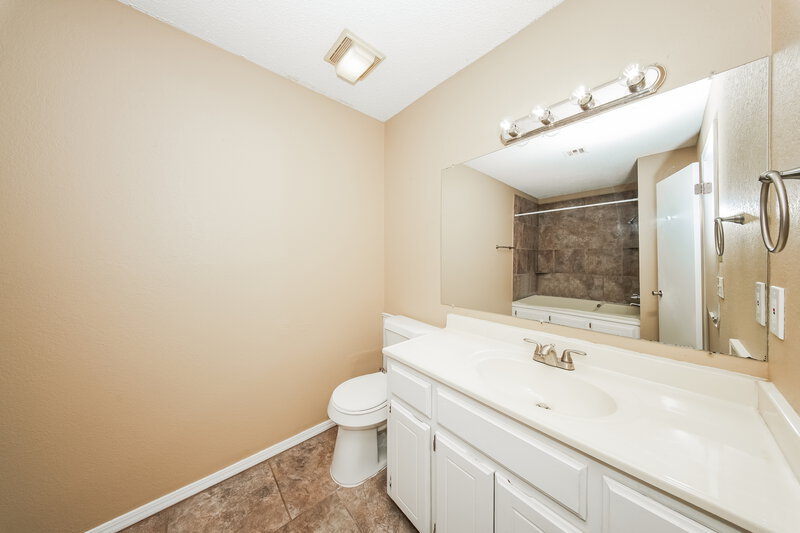 1,475/Mo, 11601 SW 4th Terrace Yukon, OK 73099 Main Bathroom View