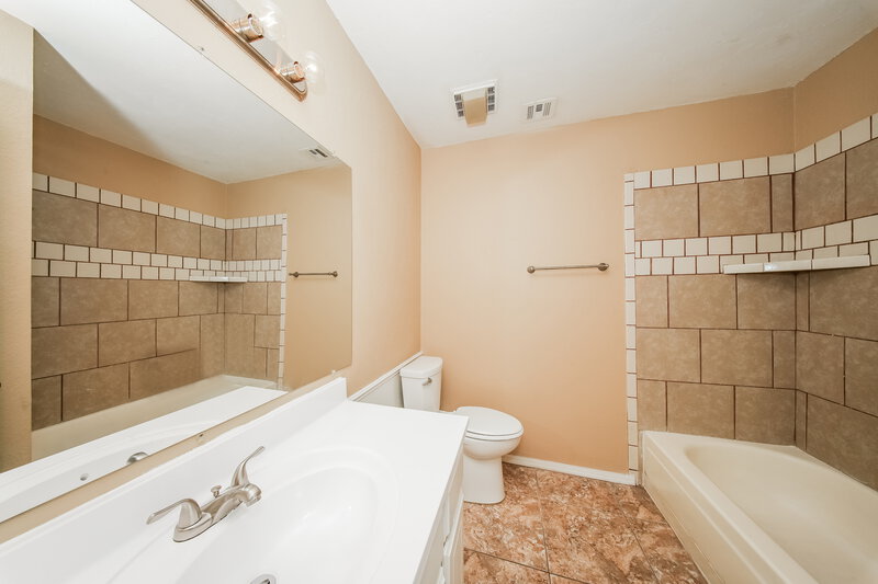 1,475/Mo, 11601 SW 4th Terrace Yukon, OK 73099 Bathroom View