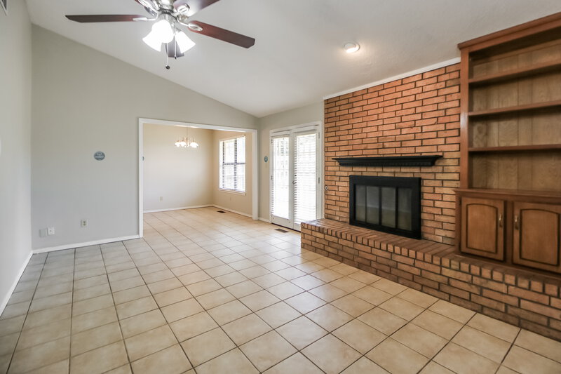 1,385/Mo, 4716 Brookwood Dr Noble, OK 73068 Living Room View