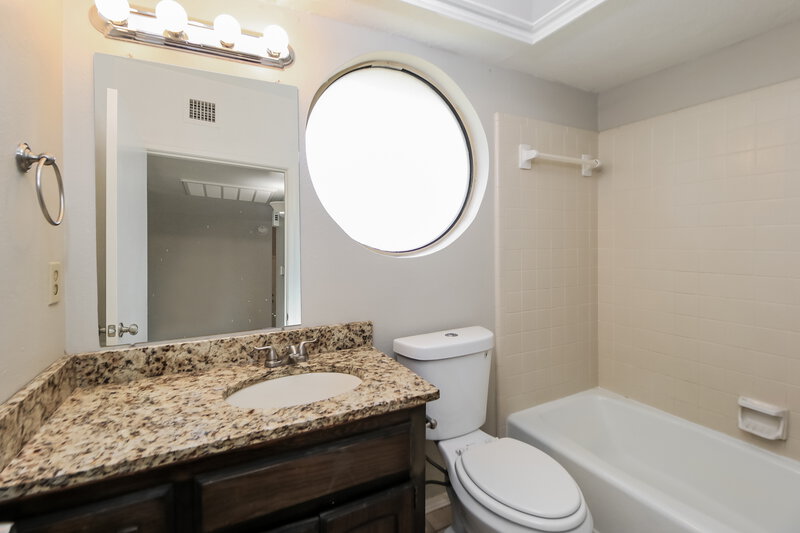 1,385/Mo, 4716 Brookwood Dr Noble, OK 73068 Bathroom View
