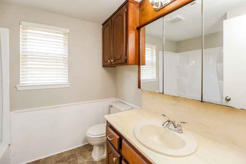 1,505/Mo, 8709 NW 87th St Oklahoma City, OK 73132 Bathroom View