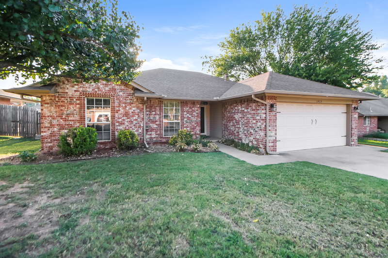1,470/Mo, 1913 N Shawnee Trail Choctaw, OK 73020 Front View