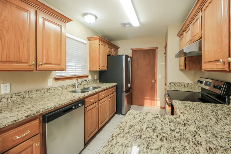 1,470/Mo, 1913 N Shawnee Trail Choctaw, OK 73020 Kitchen View
