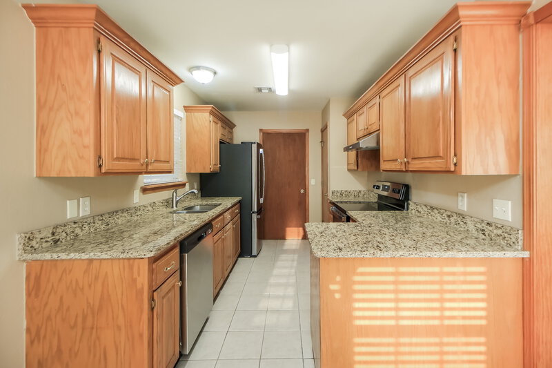 1,470/Mo, 1913 N Shawnee Trail Choctaw, OK 73020 Kitchen View 2