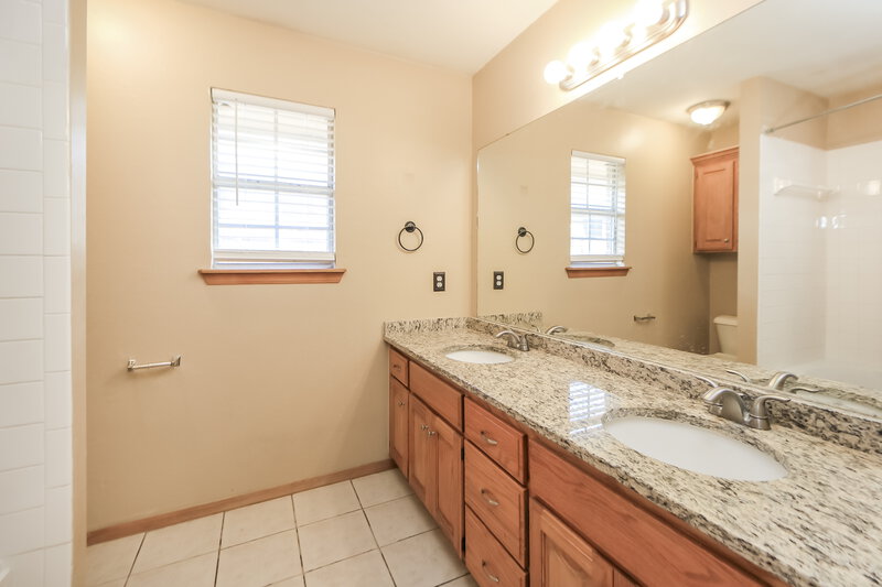 1,470/Mo, 1913 N Shawnee Trail Choctaw, OK 73020 Main Bathroom View