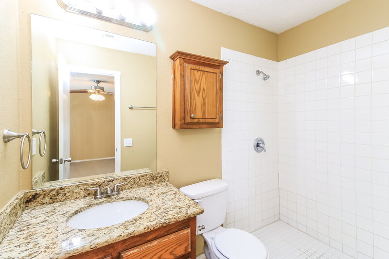 1,205/Mo, 8417 Bellmon Ave Oklahoma City, OK 73149 Main Bathroom View