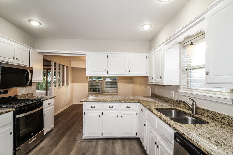 1,295/Mo, 6128 SE 55th St Oklahoma City, OK 73135 Kitchen View